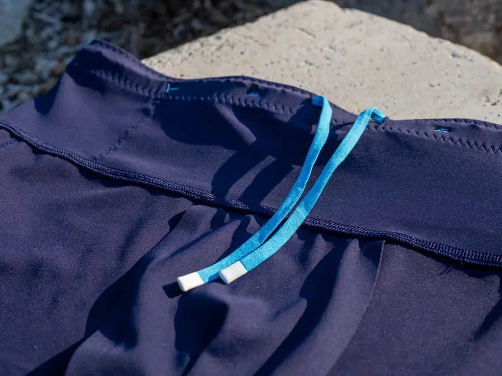 A closeup of the simple drawstring with silicone dipped tips