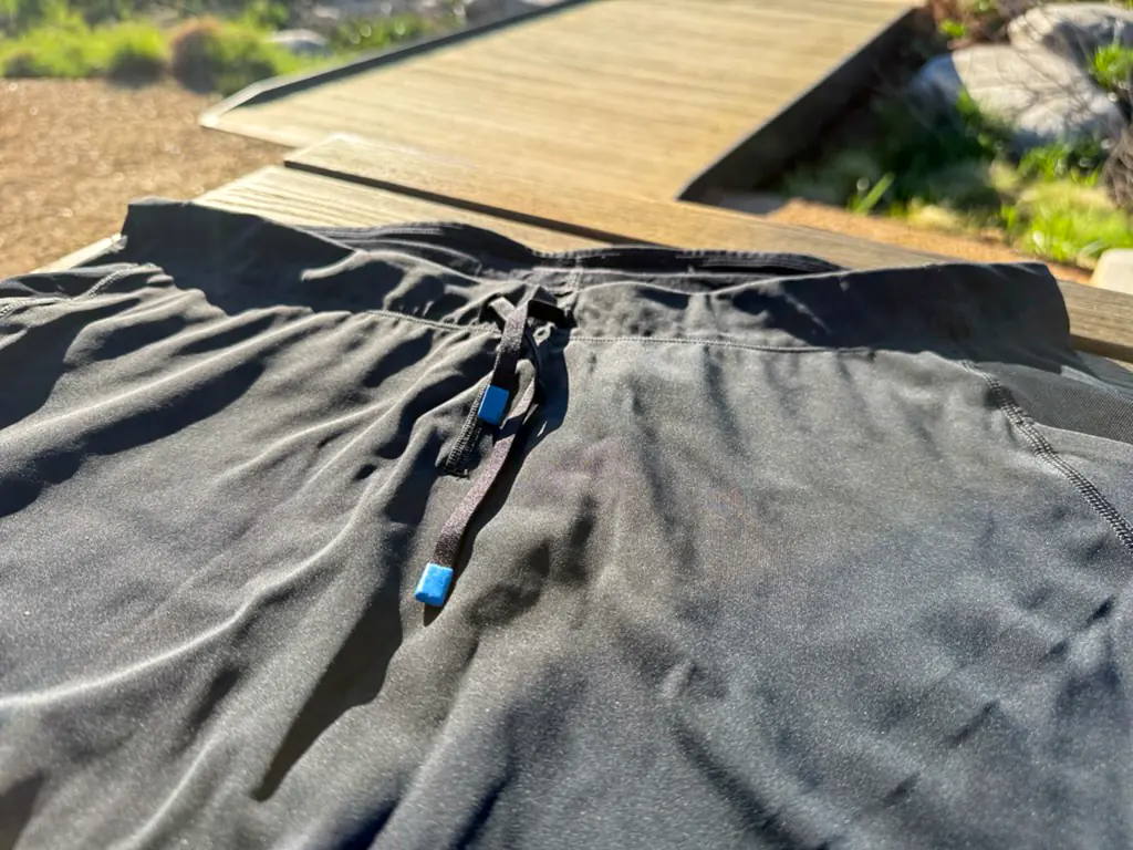 A closeup of the stretchy drawstring with blue silicone dipped tips.